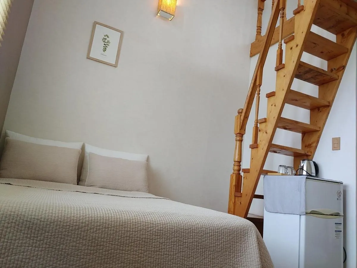 ג'גו Moon Forest Guesthouse 0*,