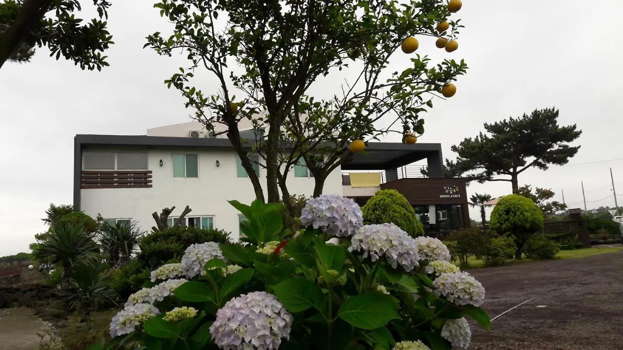 ג'גו Moon Forest Guesthouse