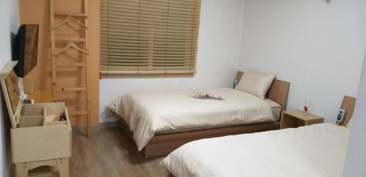 בית הארחה ג'גו Moon Forest Guesthouse